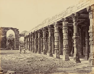 Delhi; Columnata de pilares hindúes en el Qutb Minar, lado norte