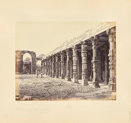 Delhi; columnata de pilares hindúes en el Qutb Minar, lado norte