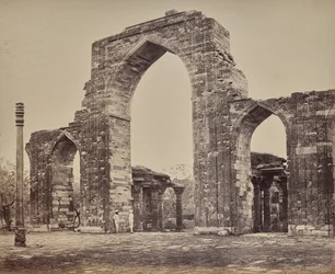 Delhi. Gran arco y pilar de hierro cerca del Qutub Minar, ruinas de la vieja Delhi