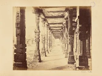Delhi; el Qutb Minar, vista interior de la columnata norte