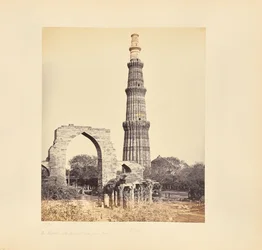 Delhi; El Kutub Minar, con el Gran Arco, desde el Oeste