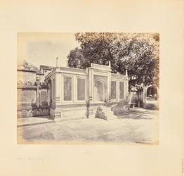 Delhi; la tumba de Mirza Jehangir. Es una magnífica talla de mármol