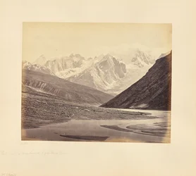 Vista lejana de las cumbres nevadas al sur del glaciar Shigri