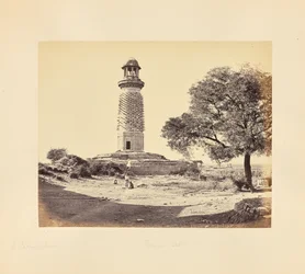 Futtypore Sikri; la Torre de los Elefantes, vista a través de la Puerta de los Elefantes, vista cercana