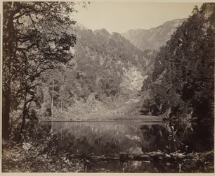 Pequeño lago en las montañas