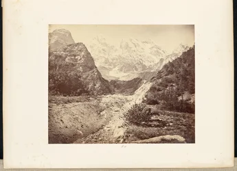 Picos nevados cerca del glaciar Gangotri