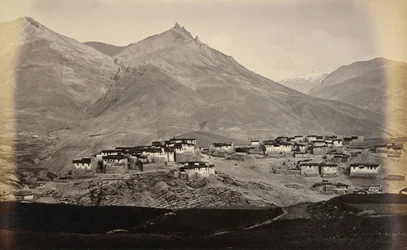 El pueblo de Kibber, en Spiti, con Chikkim a lo lejos