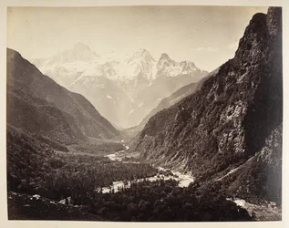 Vista mirando hacia el desfiladero del río y un arco de roca natural, enmarcado por árboles, en el Ganges en Bhaironghati. Álbum de fotografías de la India, principalmente de Samuel Bourne1866