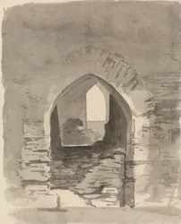 Entrada arqueada a un edificio en ruinas