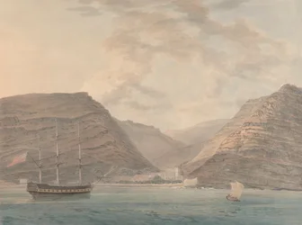 Buque de guerra amarrado en el puerto, montañas al fondo