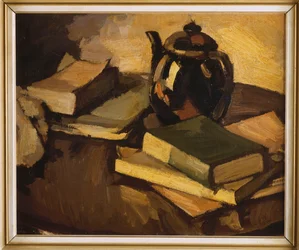 Naturaleza muerta con una tetera y libros sobre una mesa, c.1926