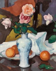 Rosas en un jarrón con naranjas y un mantel blanco