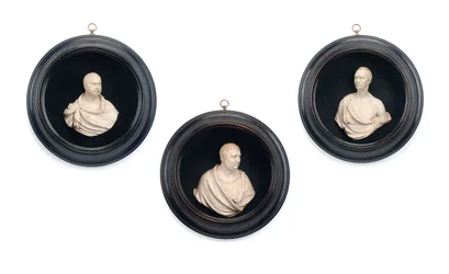 Grupo de tres retratos en alto relieve