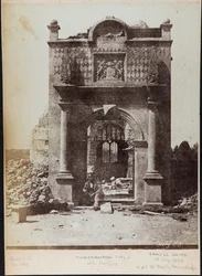 Samuel Smith sentado frente a las ruinas de Hunstanton Hall