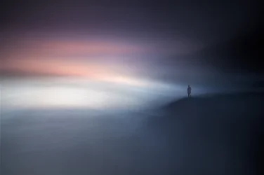 Figura solitaria entre la niebla