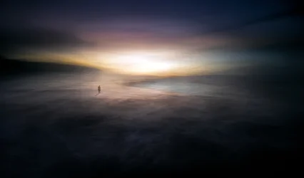 Figura solitaria en el horizonte dorado