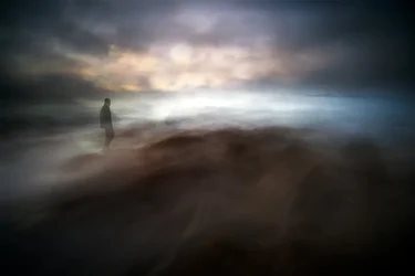 Figura solitaria, horizonte brumoso