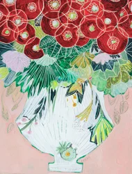 Jarrón con motivos florales llamativos