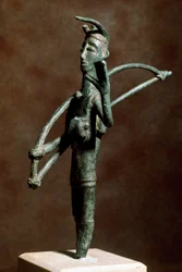Cultura nurágica (nuraghi) sarda: estatuilla de arquero de bronce. Siglo VIII-VII a.C. Cagliari, Museo Nazionale Archeologico, Cerdeña, Italia