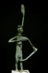 Cultura nurágica (nuraghi) sarda: estatuilla de arquero de bronce. Siglos VIII-VII a.C.