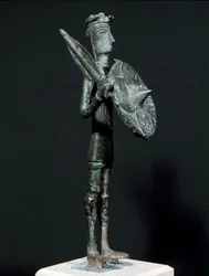 Cultura nurágica (nuraghi) sarda: estatua de bronce del guerrero de Teti de las montañas de Arcosu. Siglos VIII-VII a.C. Dim. 24 cm. Cagliari, Museo Nacional Arqueológico, Cerdeña, Italia