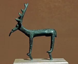 Cultura nurágica (nuraghi) sarda: estatuilla de bronce del ciervo de Iglesias. Siglos VIII-VII a.C. Cagliari, Museo Nacional Arqueológico, Cerdeña, Italia