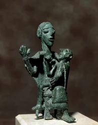 Cultura nurágica (nuraghi) sarda: estatuilla de bronce de la Diosa Madre con su hijo. Siglos VIII-VII a.C. Cagliari, Museo Nacional Arqueológico, Cerdeña, Italia