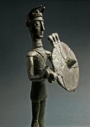 Cultura nurágica (nuraghi) sarda: estatuilla de bronce de guerrero con escudo. Siglos VIII-VII a.C. Museo Nacional Prehistórico Etnográfico 