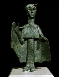 Cultura nurágica (nuraghi) sarda: estatuilla de bronce de mujer en oración llamada Torralba. Siglo VIII-VII a.C. Cagliari, Museo Nazionale Archeologico, Cerdeña, Italia