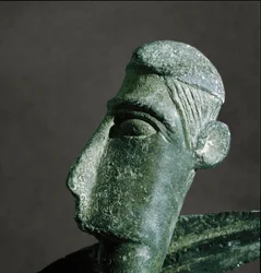Cultura nurágica (nuragas) sarda: cabeza de guerrero en bronce. Siglos VIII-VII a. C. Cagliari, Museo Nazionale Archeologico, Cerdeña, Italia
