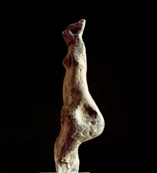 Cultura nurágica (nuragas) sarda: estatuilla de piedra caliza de una Venus esteatopigia (forma de la parte inferior de la espalda) (Venus de Macomer), procedente de Macomer, cerca de Nuoro. Datada en el período prenurágico (siglos XXV-XVIII a. C.)