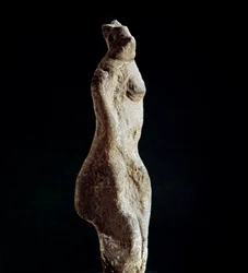 Cultura nurágica (nuragas) sarda: estatuilla de piedra caliza de Venus esteatopigia (forma de la parte inferior de la espalda) (Venus de Macomer), procedente de Macomer, cerca de Nuoro. Datada en el periodo prenurágico (siglos XXV-XVIII a. C.)