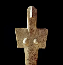 Cultura nurágica (nuraghi) sarda: estatuilla de piedra caliza de la diosa madre, ídolo tipo cicládico, de Senorbì (Región de Trexenta) del período prenurágico (siglo XX a.C.) Eneolítico. Dim. 42 cm Cagliari, Museo Nacional Arqueológico, Cerdeña, Italia