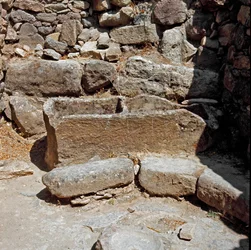 Cultura nurágica (nuraghi) sarda: ruinas de la ciudad nurágica en el sitio megalítico de Su Nuraxi: una de las viviendas. 1100-1050 a.C. Barumini, Cerdeña, Italia
