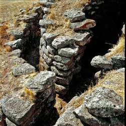 Cultura nurágica (nuraghi) sarda: ruinas de la ciudad nurágica en el sitio megalítico de Losa: una de las torres defensivas. Siglo XV a.C. Abbasanta, Cerdeña, Italia