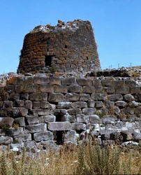 Cultura nurágica (nuraghi) sarda: ruinas de la ciudad nurágica en el sitio megalítico de Santu Antine: la torre central. 1600-1450 a.C. Torralba, Cerdeña, Italia