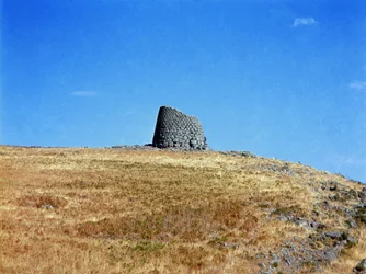 Cultura nurágica (nuraghi) sarda: ruinas de la ciudad nurágica en el sitio megalítico de Macomer: una de las torres nurágicas.