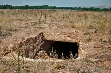Cultura nurágica (nuraghi) sarda: ruinas de la ciudad prenurágica en el sitio megalítico de Anghelu Ruju: la torre central. Siglo XX a.C. Alghero, Cerdeña, Italia