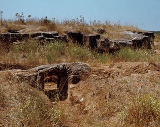 Cultura nurágica (nuraghi) sarda: ruinas de la ciudad prenurágica en el sitio megalítico de Anghelu Ruju: la torre central. Siglo XX a.C. Alghero, Cerdeña, Italia