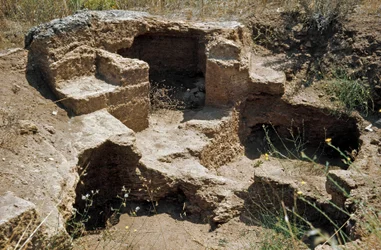 Cultura nurágica (nuraghi) sarda: ruinas de la ciudad prenurágica en el sitio megalítico de Anghelu Ruju: la torre central. Siglo XX a.C. Alghero, Cerdeña, Italia