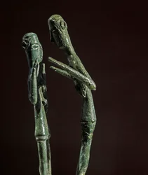 Cultura nurágica (nuraghi) sarda: grupo esculpido de luchadores de bronce. Siglos VIII-VII a.C. Cagliari, Museo Nacional Arqueológico, Cerdeña, Italia