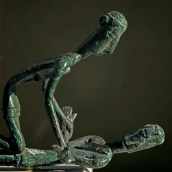 Cultura nurágica (nuraghi) sarda: grupo esculpido de luchadores de bronce. Del Monte Arcosu. Siglos VIII-VII a.C. Cagliari, Museo Nacional Arqueológico, Cerdeña, Italia