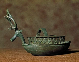 Cultura nurágica (nuraghi) sarda: escultura en forma de barco con figuras de una cabeza de ciervo en bronce. Siglo VIII-VII a.C. Cagliari, Museo Nacional Arqueológico, Cerdeña, Italia