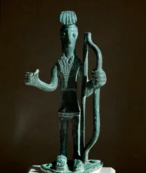 Cultura nurágica (nuraghi) sarda: estatuilla de un guerrero tirando de un arco (falta la lanza) en bronce. Siglo VIII-VII a.C. Cagliari, Museo Nacional Arqueológico, Cerdeña, Italia