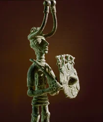 Cultura nurágica (nuraghi) sarda: estatuilla de un guerrero con escudo y espada de bronce. Siglos VIII-VII a.C. Cagliari, Museo Nacional Arqueológico, Cerdeña, Italia