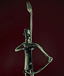 Cultura nurágica (nuraghi) sarda: estatuilla de guerrero tirando de un arco de bronce. Siglos VIII-VII a.C. Cagliari, Museo Nazionale Archeologico, Cerdeña, Italia