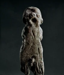 Cultura nurágica (nuragas), sarda: estatuilla votiva de terracota procedente del templo de Abini. Datada en el período prenurágico (siglos XXV-XVIII a. C.), Eneolítico. Cagliari, Museo Arqueológico Nacional, Cerdeña, Italia