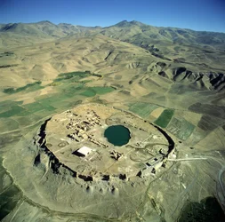 Vista aérea de Takht-e Solalman, o Trono de Salomón