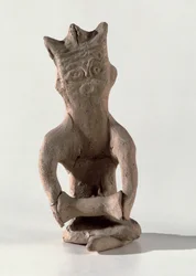 Figura sentada con las piernas cruzadas con un objeto que se cree que es un tambor, de Susa, Irán, siglos IV-VI d.C. (hueso)