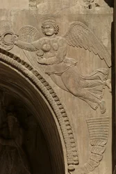 Genio sosteniendo un cuenco de frutas, simbolizando la abundancia, de un tímpano de un aiván, 590-628